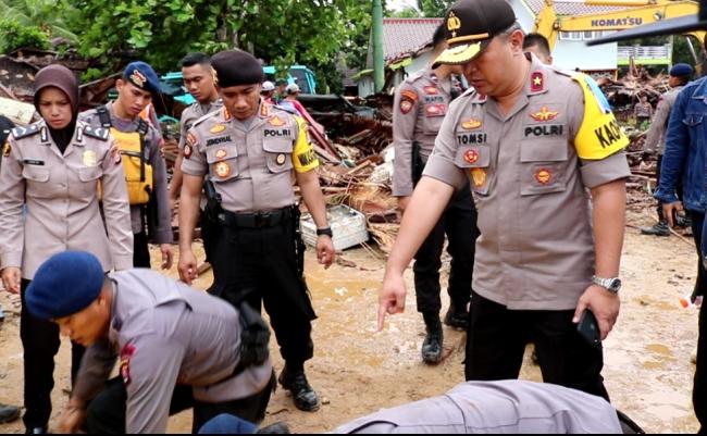 Kapolda Banten, Pimpin Langsung Evakuasi Korban Bencana Selat Sunda.