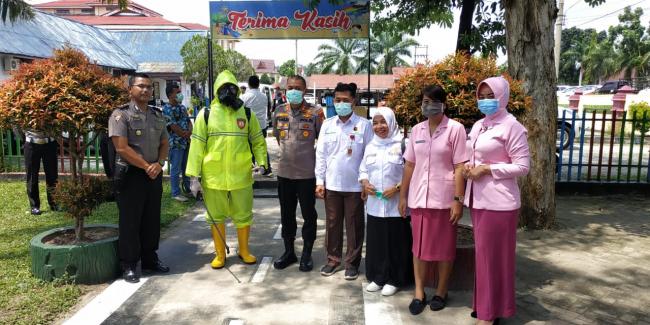 Cegah Penyebaran Covid-19, Polres Kampar Bersama Dinkes Lakukan Desinfeksi di Area Pelayanan Publik