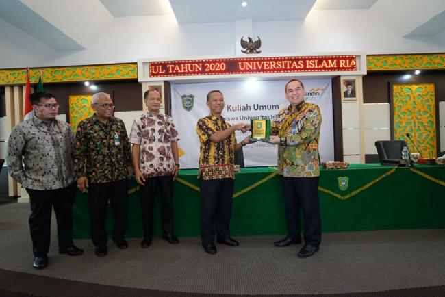 Usai Kuliah Umum, Mahasiswa UIR Beroleh Doorprize Tabungan dari Bank Syariah Mandiri
