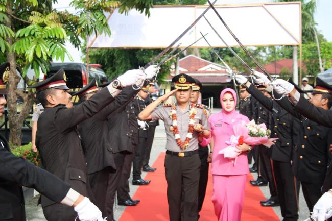 Polres Kampar Gelar Acara Tradisi Penyambutan AKBP Mohammad Kholid sebagai Kapolres yang Baru