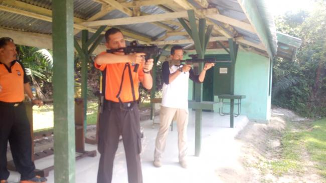 Kapolres Kampar Pimpim Latihan Menembak di Lapangan Batalyon 132/BS.