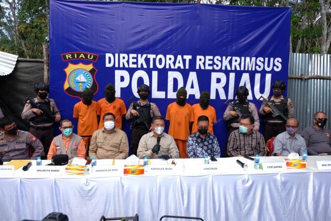 Empat Orang Sindikat Penyulingan Minyak Illegal yang Beroperasi di Dumai Diringkus Polda Riau