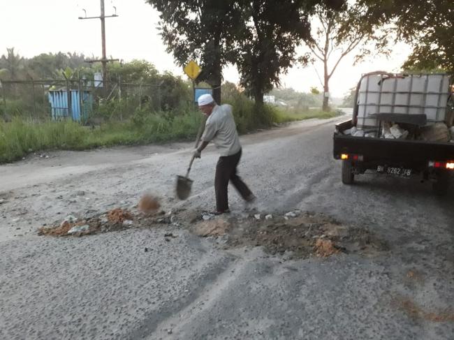 Luar Biasa !! Kepedulian Seorang Kakek Warga Tapung ini Untuk Keselamatan Pengguna Jalan