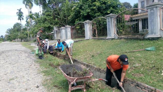 BABINSA DAN WARGA TINGKATKAN BUDAYA GOTONG ROYONG MENDUKUNG TMMD KE 105 KODIM 0313/KPR