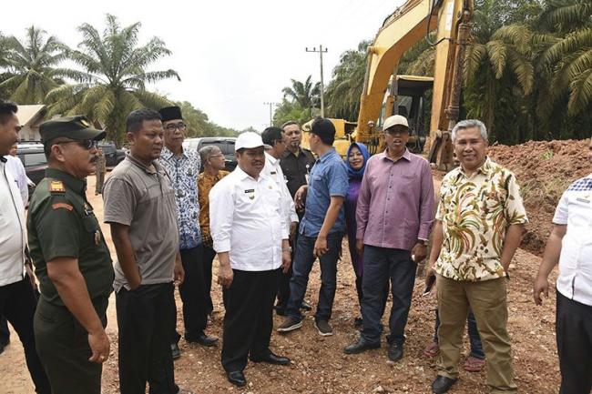 Bupati Bengkalis Amril, Langsung Meninjau Keadaan Jalan Gajah Mada di Duri