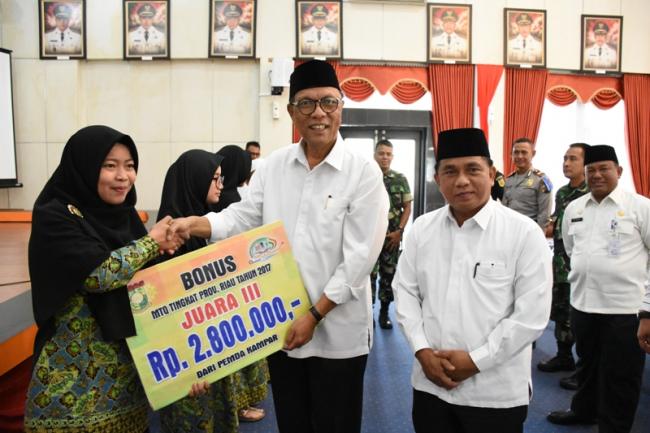 H. Azis Zaenal Melepas 14 Peserta Umroh Pemkab Kampar dan Berikan Bonus Kafilah MTQ Riau