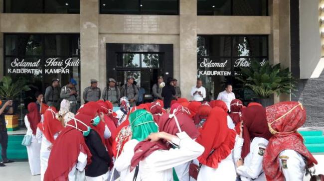 Puluhan RTK Demo Dikantor Bupati Ini Jawaban Sekda dan Kapolres Kampar