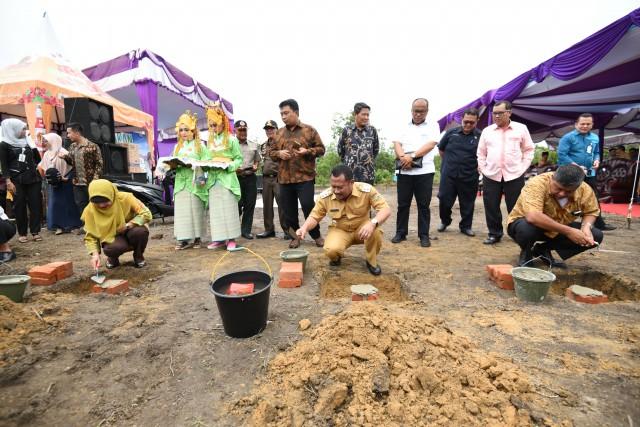 Wabup Kampar Catur Sugeng Susanto Lakukan Peletakan Batu Pertama Rumah Bersubsidi