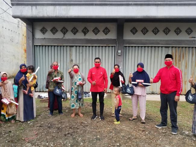 Berikan Sembako, Ketua PDI P Riau H. Zukri Berbagi Tips Lawan Corona