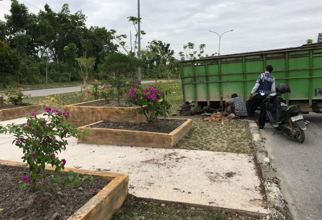 Truk Nopol BM 9066 CK Hancurkan Media Jalan Serta Trobos Pembatas Jalan