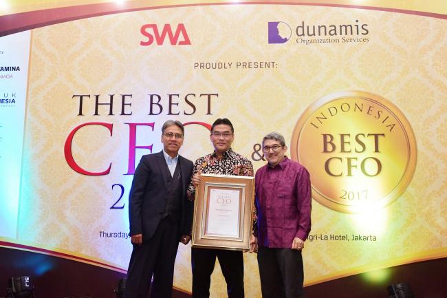 Giliran Dirut Bank Riau Kepri Dinobatkan Sebagai The Best CEO 2017 Versi SWA