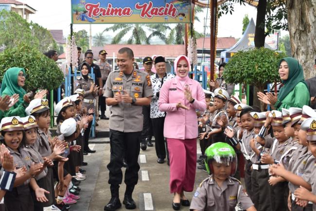 Kapolres Kampar Bersama Ketua Bhayangkari Resmikan Taman Lalulintas TK Bhayangkari 