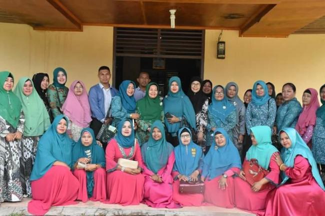 Tingkatkan Ekonomi Masyarakat Ketua TP PKK Tinjau UP2K Desa Kuapan Kecamatan Tambang.