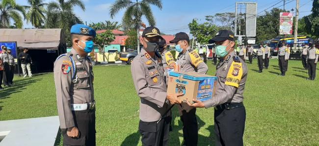 Polres Kampar Bagikan 300 Paket Sembako, Benih Ikan dan Bibit Tanaman Dalam Rangka Bakti Sosial 
