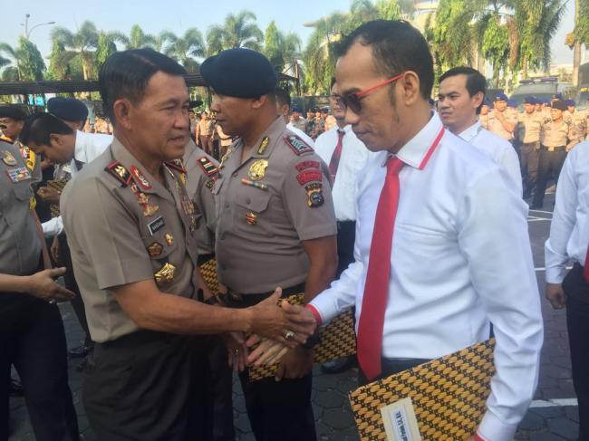 Dr Rudi Pardede SH MH Terima Penghargaan dari Kapolda Riau