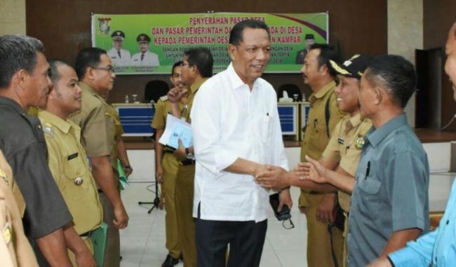 Bupati Kampar, Aziz Zainal Serahkan 33 Pasar Desa Pada Tahap II