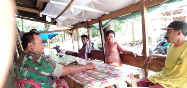 JALIN HUBUNGAN BAIK DENGAN WARGA, BABINSA KOMSOS DI WARUNG KOPI MENSUKSESKAN TMMD KE 105 KODIM 0313/