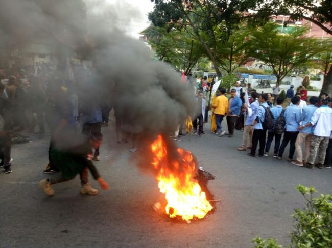 Demonstrasi Tolak UU MD3 BEM Se Indonesia Merangsek DPRD Riau