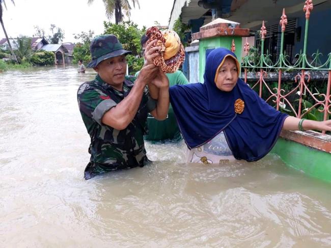 Dandim 0313/KPR Perintahkan Anggota Bantu Warga Atasi Banjir Bangkinang Kota