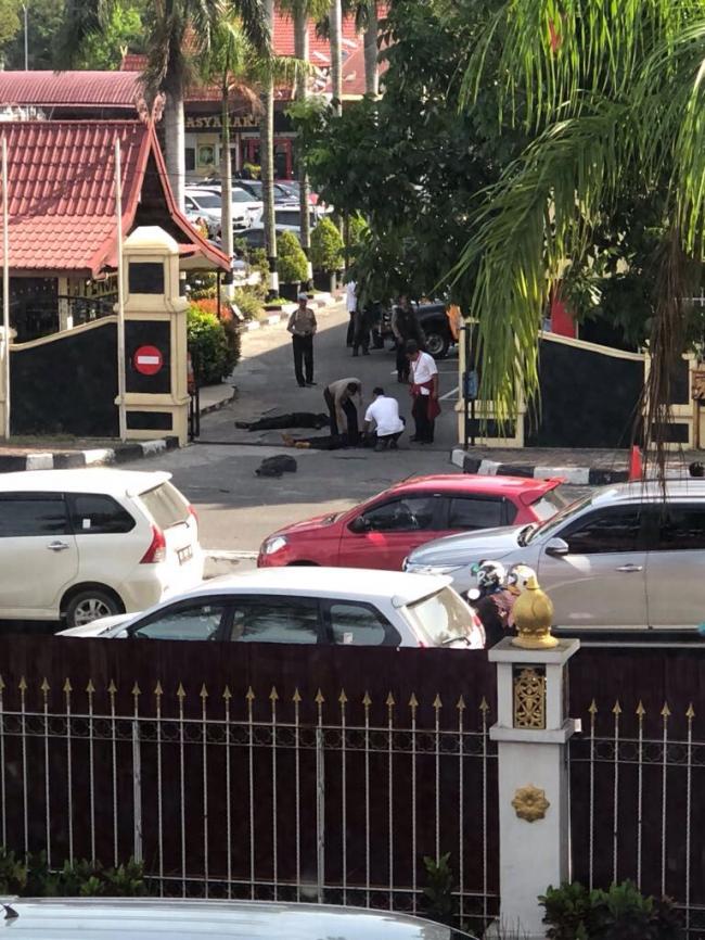 BREAKING NEWS: Mapolda Riau Diduga Diserang Teroris,  Tiga Pelaku Ditembak !