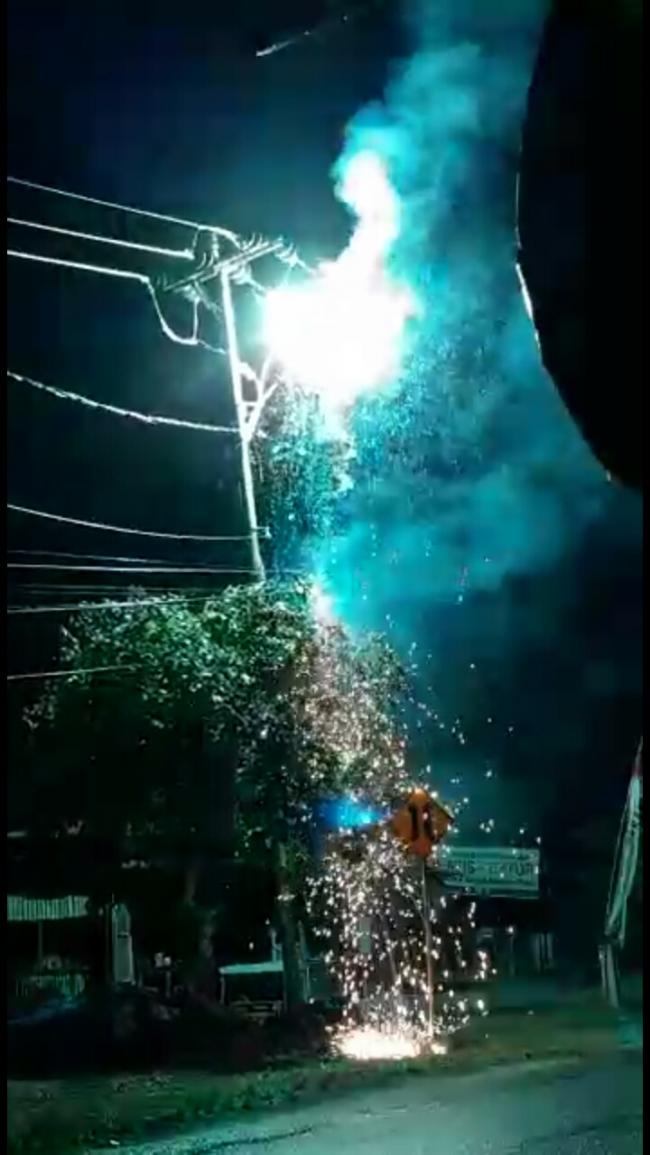 Breaking News, Kabel PLN Terbakar, Warga Kampung Godang Histeris