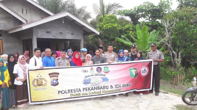 Tim Jumat Barokah Polresta Pekanbaru Kunjungi kediaman Balita Menderita Sakit Tumor 