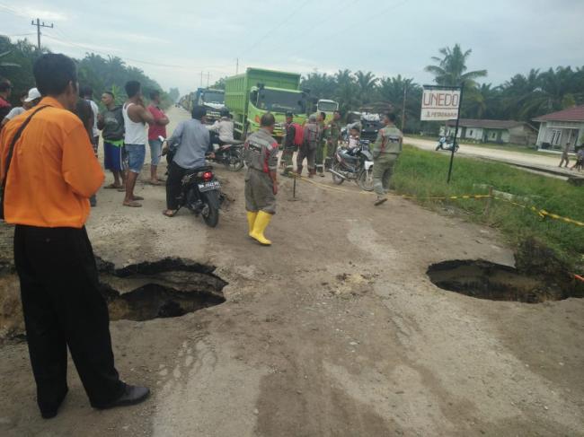 Jalan Lintas Petapahan Km 46 Rusak Berat, Kendaraan Berat Lewat Jalan Alternatif