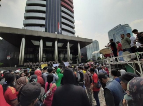 Tak Bisa Gajian, Ratusan Karyawan Gelar Demo di KPK