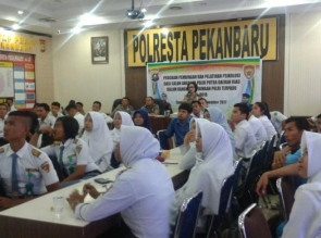 Polresta Pekanbaru lakukan pembinaan pelajar berprestasi untuk jadi Polisi.
