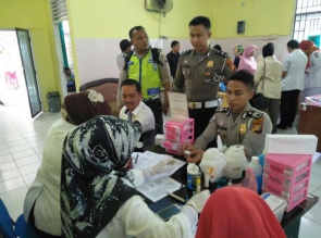 Sejumlah Personel Polres Kampar Ikuti Donor Darah Dalam Rangka Program Kerja IKKD DPRD Kampar