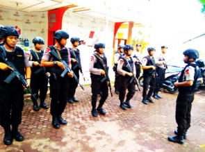 Mendekati Pesta Demokrasi, Brimobda Banten Perketat Penjagaan Kantor Bawaslu