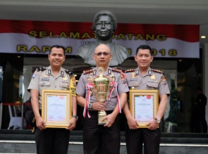 Polda Riau terima trophy dan piagam  penghargaan.