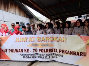 Hut Polwan ke-70, Polwan Polresta Pekanbaru  kunjungi warga kurang mampu
