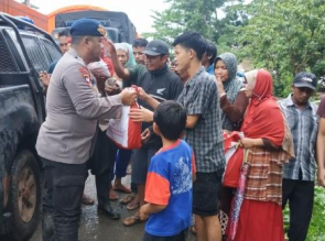 Satgas Brimob Nusantara Buka Dapur Lapangan  untuk Korban Tsunami di Banten