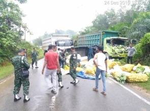 TABRAKAN MAUT DUM TRUK vs MOBIL CARRY SAYUR DI JALAN LINTAS PEKANBARU