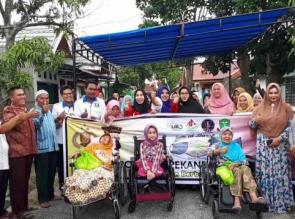 Kebahagiaan Nenek Rosma Dikunjungi Tim Jumat Barokah Polresta Pekanbaru