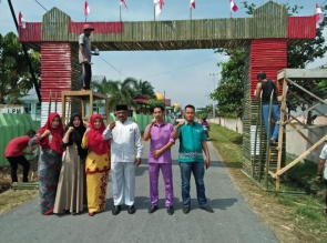 Sambut HUT RI ke-74 Kades Salo Bersama Aparatur Desa, Lakukan Goro Bangun Gapura