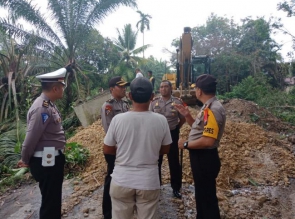 Kapolres Kampar Tinjau Perbaikan Jalan yang Amblas di KM 70 Desa Kuok