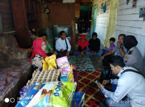 Jumat Barokah Polresta Pekanbaru Mengunjungi Ibuk Penjual Sayur Keliling
