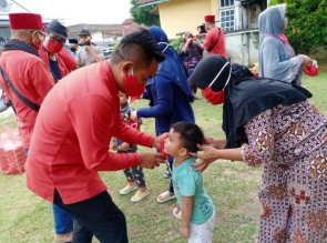 Ketua PDI Perjuangan Riau H. Zukri Tiada Lelah Berbagi dan Edukasi Bahaya Corona di Tengah Masyaraka