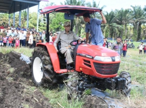 Azis Zaenal serahkan Mini Traktor ke Desa Sei Lembu
