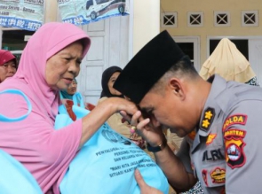 Rasa Haru Warga Kampung Cipayung, saat Dikunjungi Tim Jumat Barokah Polda Banten.