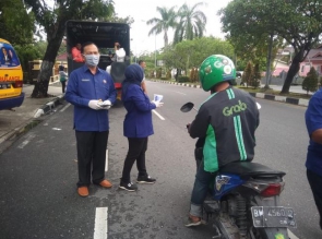 NasDem Riau Bagikan Ribuan Masker untuk Pengendara di Pekanbaru