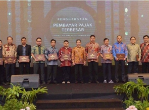 Lagi Bank Riau Kepri Raih Penghargaan Pembayar Pajak Terbesar Dari DJP Kanwil Riau dan Kepri