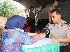 Personel TNI-POLRI Ikuti Aksi Donor Darah yang diselenggarakan oleh RRI Banten.