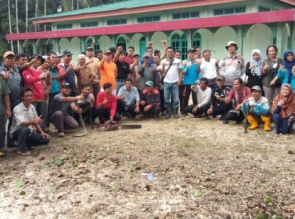 Jalin Silaturahmi Dengan Masyarakat, EVP PT RAPP Bersihkan Masjid dan Lingkungan Kantor Desa