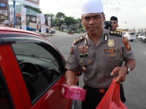 Menyambut Hari Bhayangkara Ke 72, Bidhumas Polda Riau Berbagi Takjil.