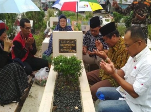 LE Ziarah ke Makam Ayahnya, Sebelum Daftar ke KPU Riau