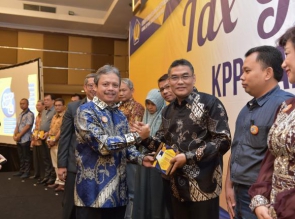 Kanwil DJP Riau Berikan Penghargaan Kepada Bank Riau Kepri Sebagai WP Kontributor Besar
