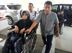 Kadiskes Kampar dr M Haris antar Ibunda Ke RSUD Bangkinang.
